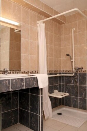 Bathroom shower - Hôtel Ariane (Lourdes)