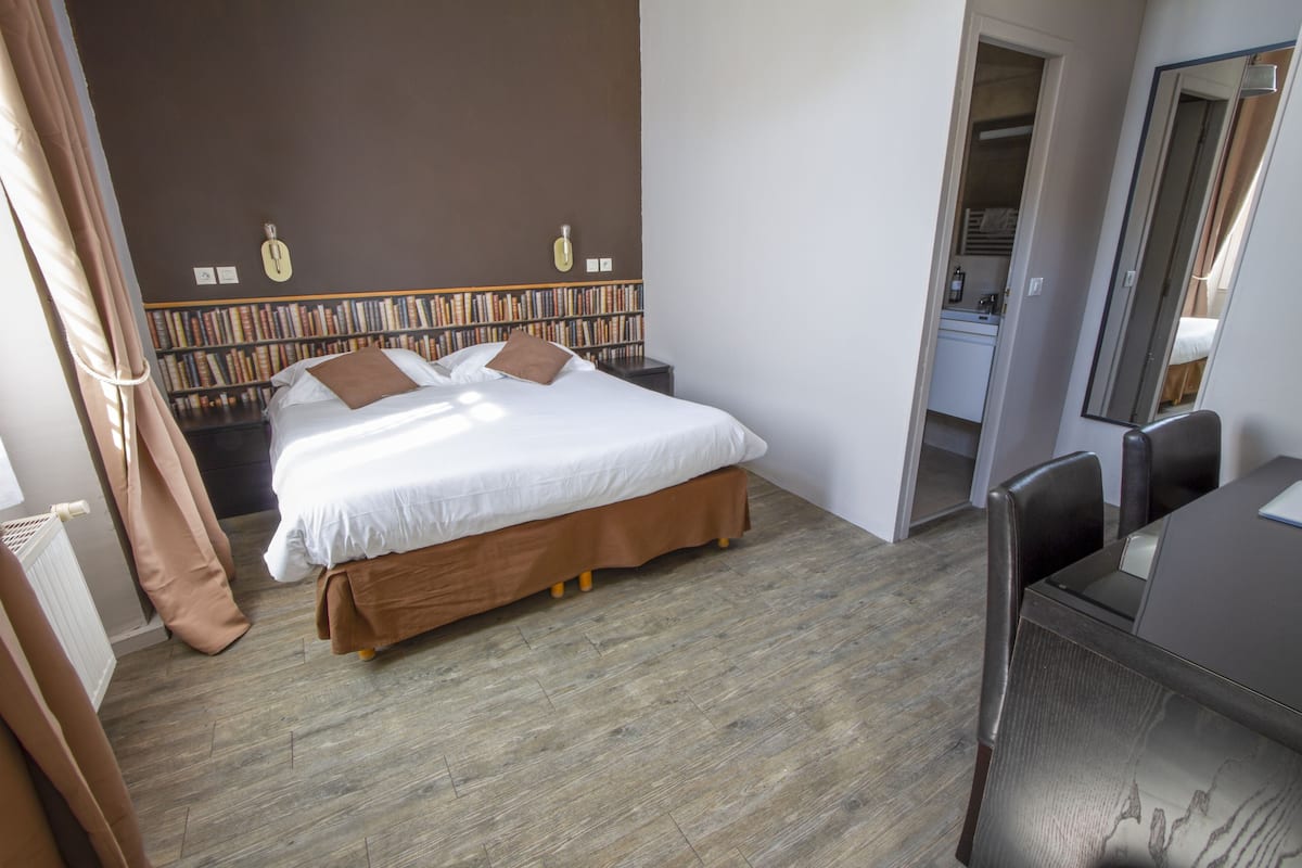 Superior Room, Sea View | 1 bedroom, desk, blackout curtains, soundproofing