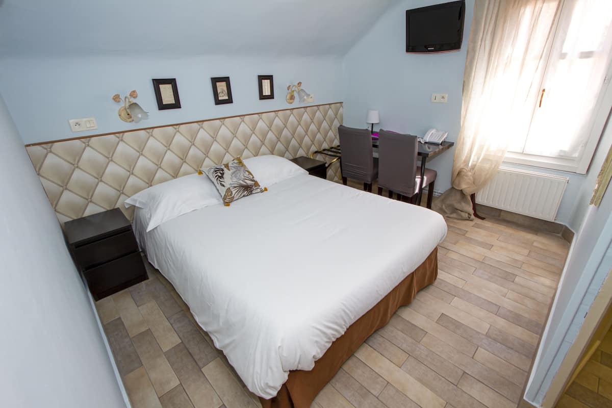 Traditional Room, Courtyard View | 1 bedroom, desk, blackout curtains, soundproofing