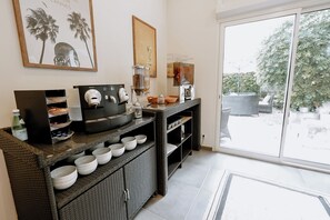 Daily buffet breakfast (EUR 15 per person) - Ideal Séjour Cannes, Hôtel de Charme (Cannes)