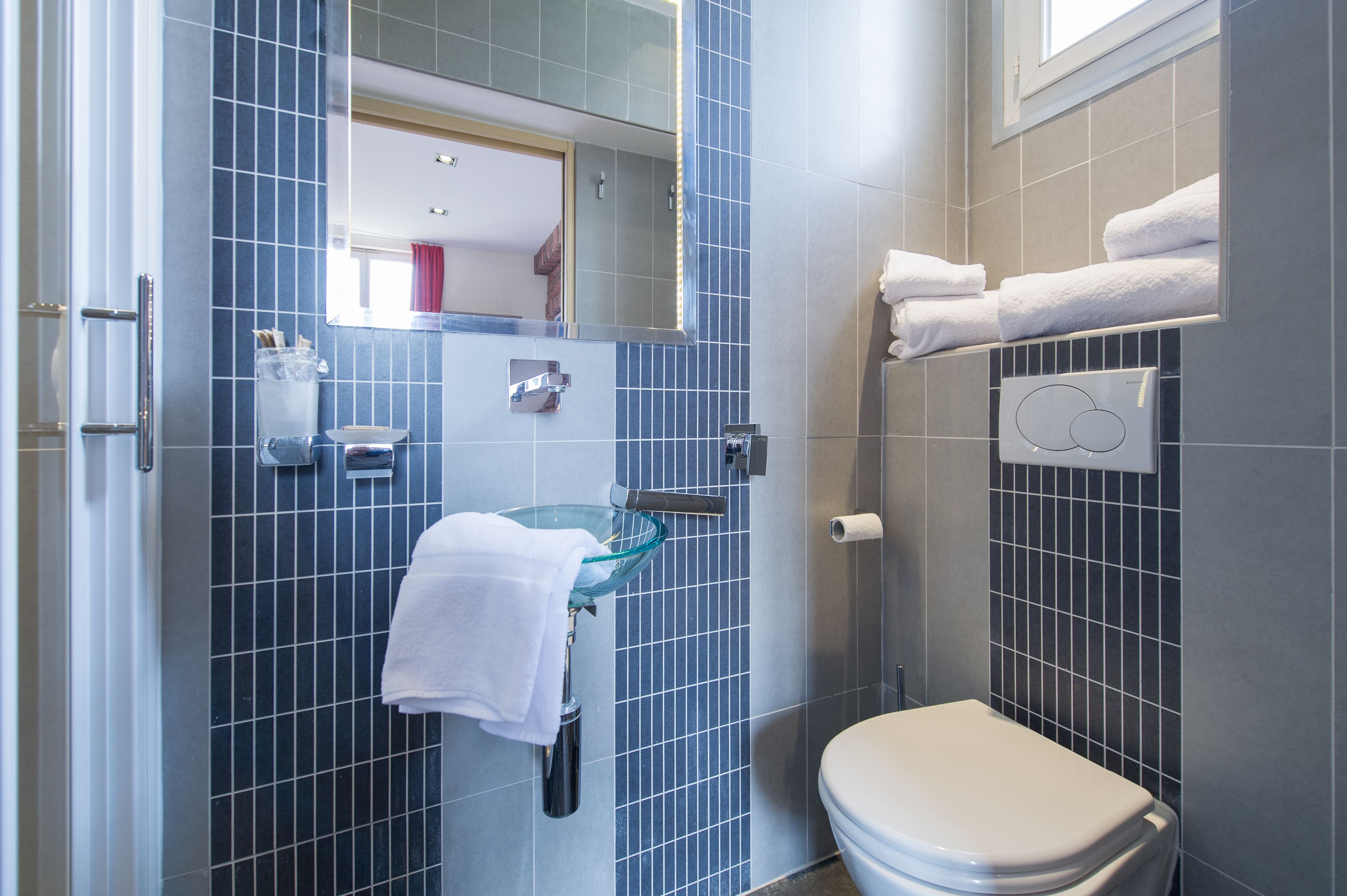 classic room | bathroom | shower, free toiletries, hair dryer, towels