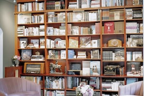 Library - Ideal Séjour Cannes, Hôtel de Charme (Cannes)
