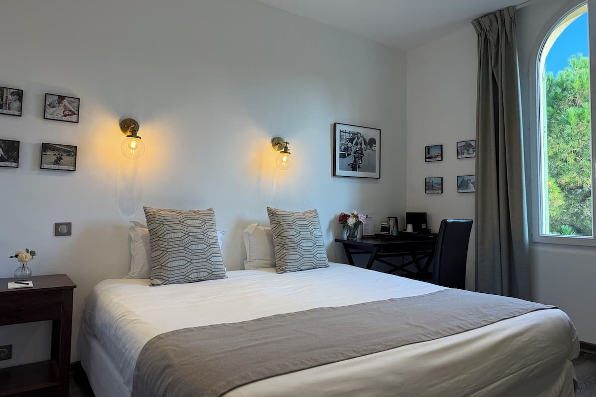 Chambre Supérieur vue jardin | Premium bedding, Select Comfort beds, in-room safe