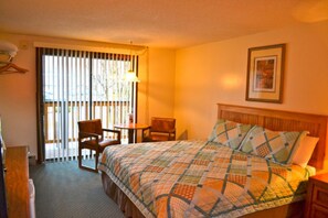 Balcony King | Premium bedding, pillowtop beds, free WiFi, bed sheets - The Kancamagus Lodge (Lincoln)
