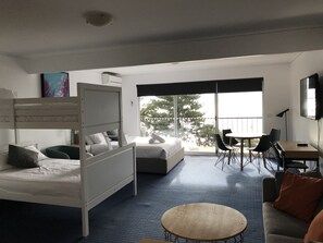 Habitación familiar, vistas a la bahía | Ropa de cama