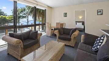 Leilighet, 2 soverom, utsikt mot bukt | Oppholdsområde | TV