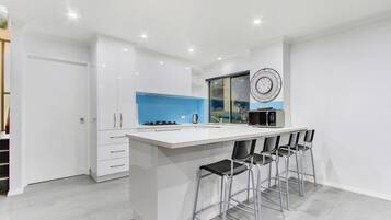 Casa de ciudad superior, 4 habitaciones, vista a la alberca | Cocina privada