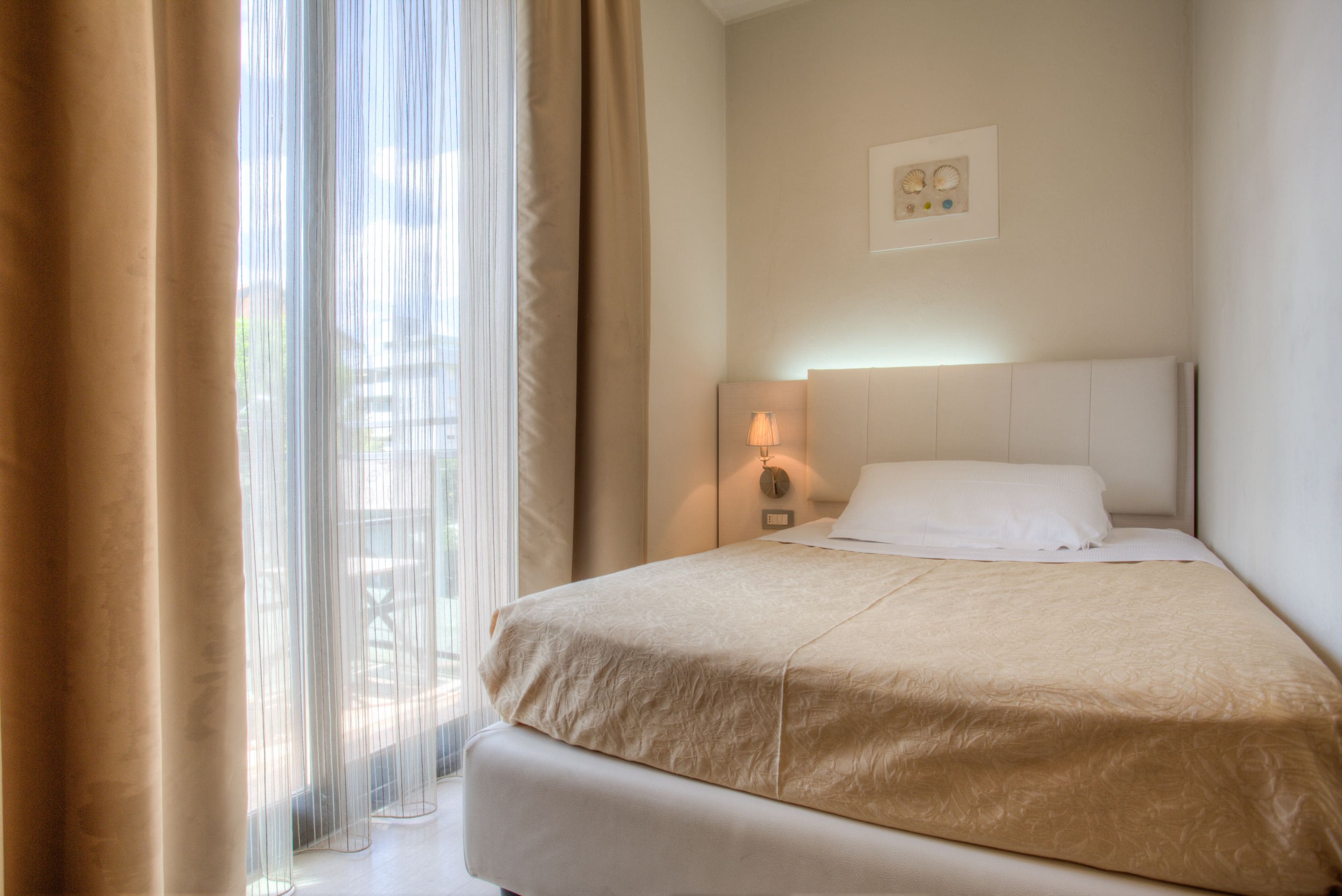 standard single room | minibar, in-room safe, desk, soundproofing