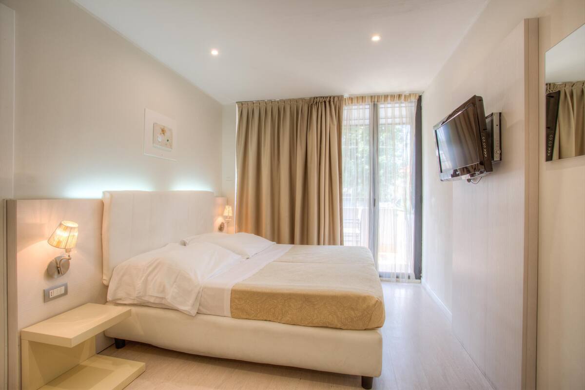 Minibar, caja fuerte, escritorio y sistema de insonorización