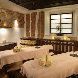 Couples treatment rooms, sauna, steam room, body treatments