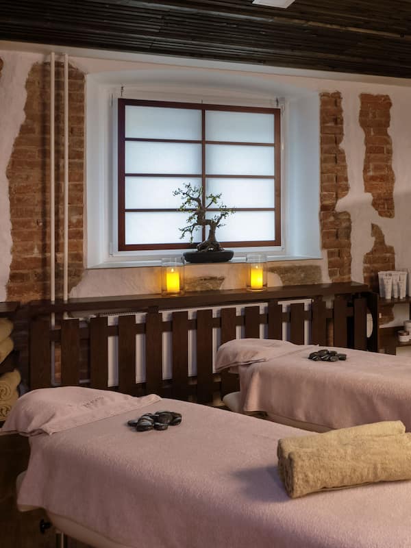 Couples treatment rooms, sauna, steam room, body treatments