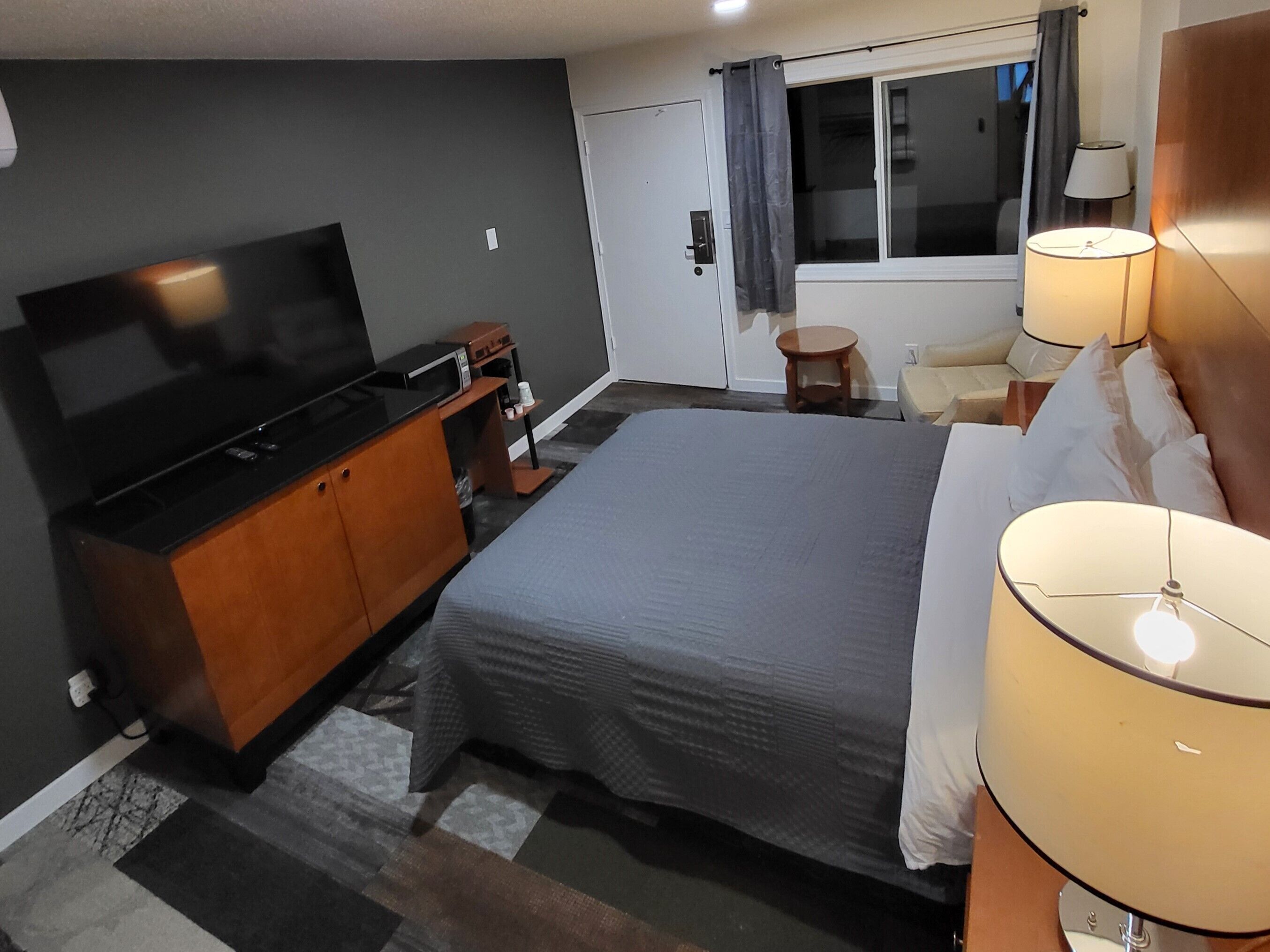 Escritorio, tabla de planchar con plancha, wifi gratis y ropa de cama 