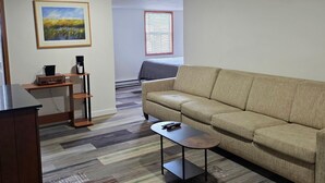 高级开间套房, 1 张特大床和 1 张沙发床 | 办公桌、熨斗/熨板、免费 WiFi、床单