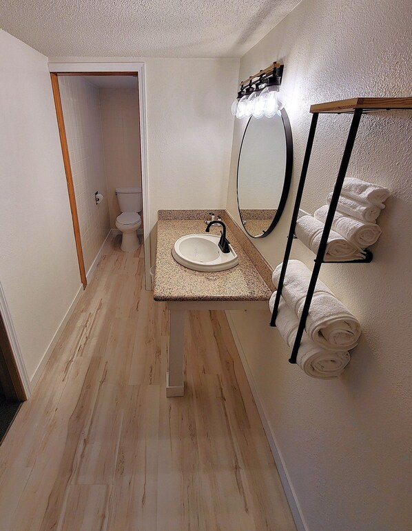 Een bad/douchecombinatie, gratis toiletartikelen, een haardroger