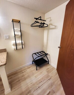 Combined shower/tub, free toiletries, hair dryer, towels - Shelton Inn (Shelton)
