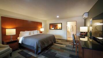 Escritorio, tabla de planchar con plancha, wifi gratis y ropa de cama