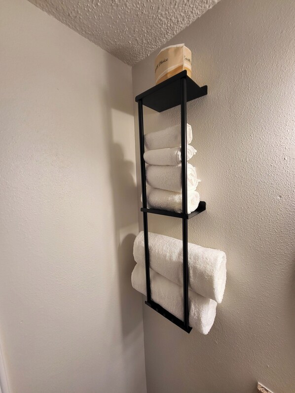 Een bad/douchecombinatie, gratis toiletartikelen, een haardroger