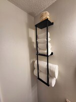 Duschwanne, kostenlose Toilettenartikel, Haartrockner, Handtücher