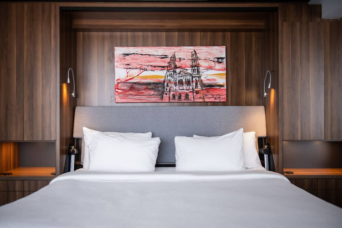 Habitación superior, 1 cama King size | Ropa de cama de alta calidad y decoración personalizada