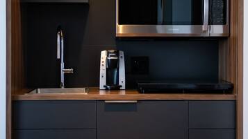Minikylskåp, mikrovågsugn, spishäll och kaffe- och tebryggare