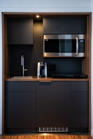 Mini-Kühlschrank, Mikrowelle, Herdplatte
