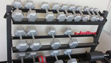 A rack of dumbbells with weights labeled in grams.