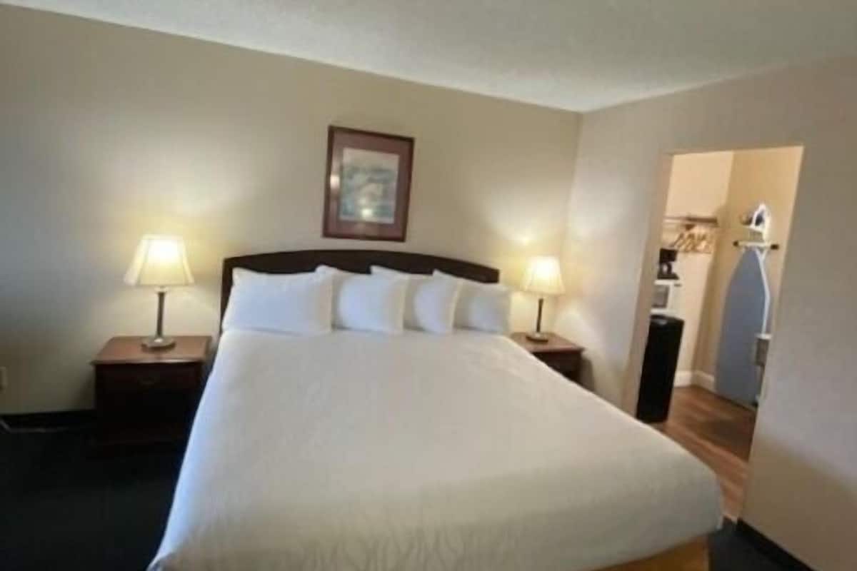 Standard Room, 1 King Bed