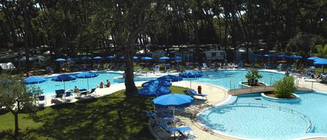 Piscina externa sazonal, guarda-sóis, espreguiçadeiras