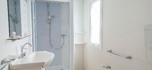 A bathroom with a shower, sink, and mirror. - Settebello Village (Fondi)