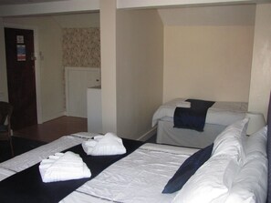 A hotel room with a bed, a chair, and a desk. - Branston Lodge (Blackpool)