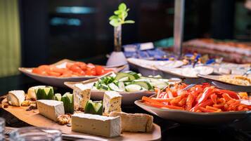 Tägliches Frühstücksbuffet (16 EUR pro Person)