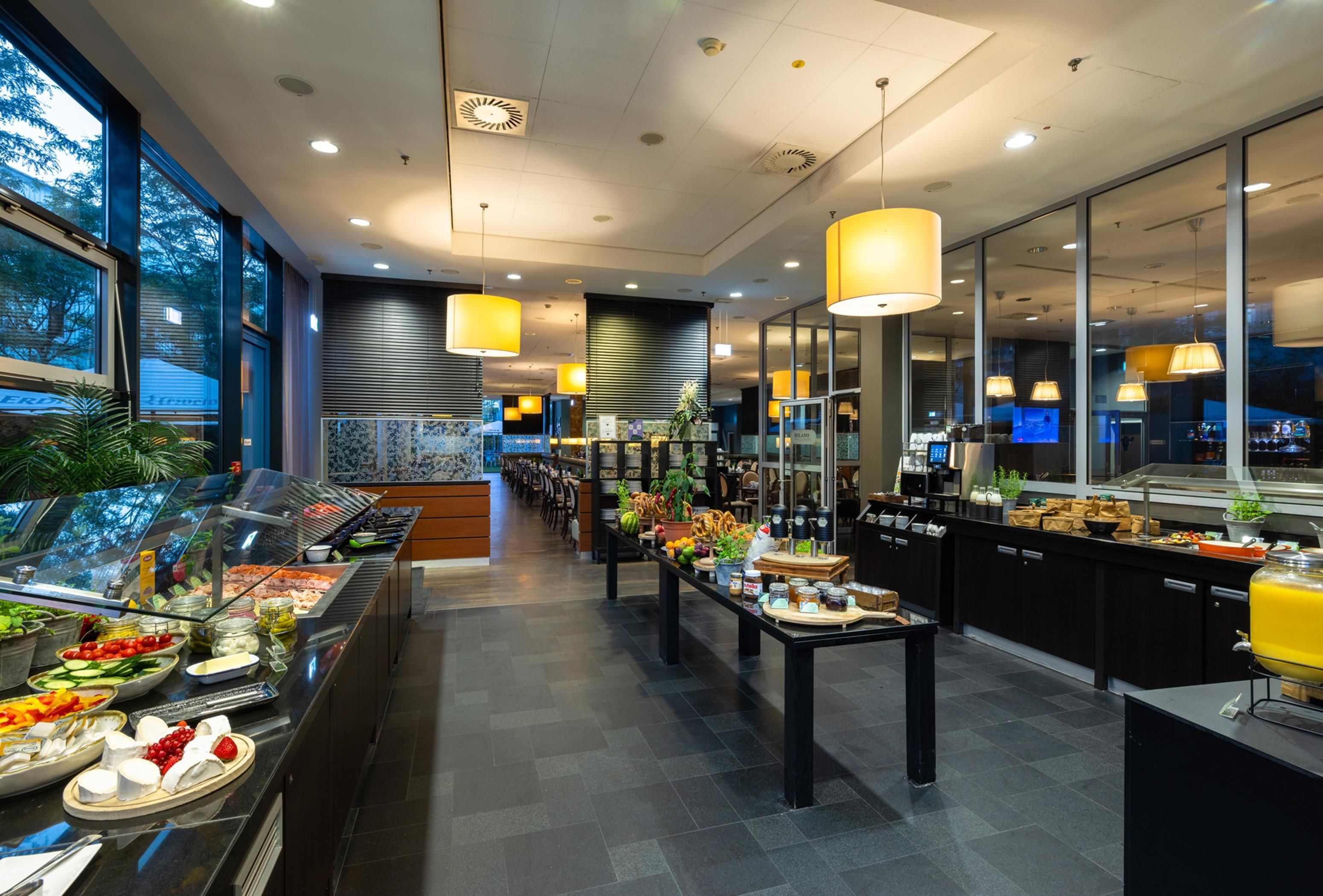 Ein Buffet mit einer Auswahl an Speisen, darunter Obst, Käse und Aufstriche.
