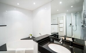 Shower, rainfall showerhead, free toiletries, hair dryer