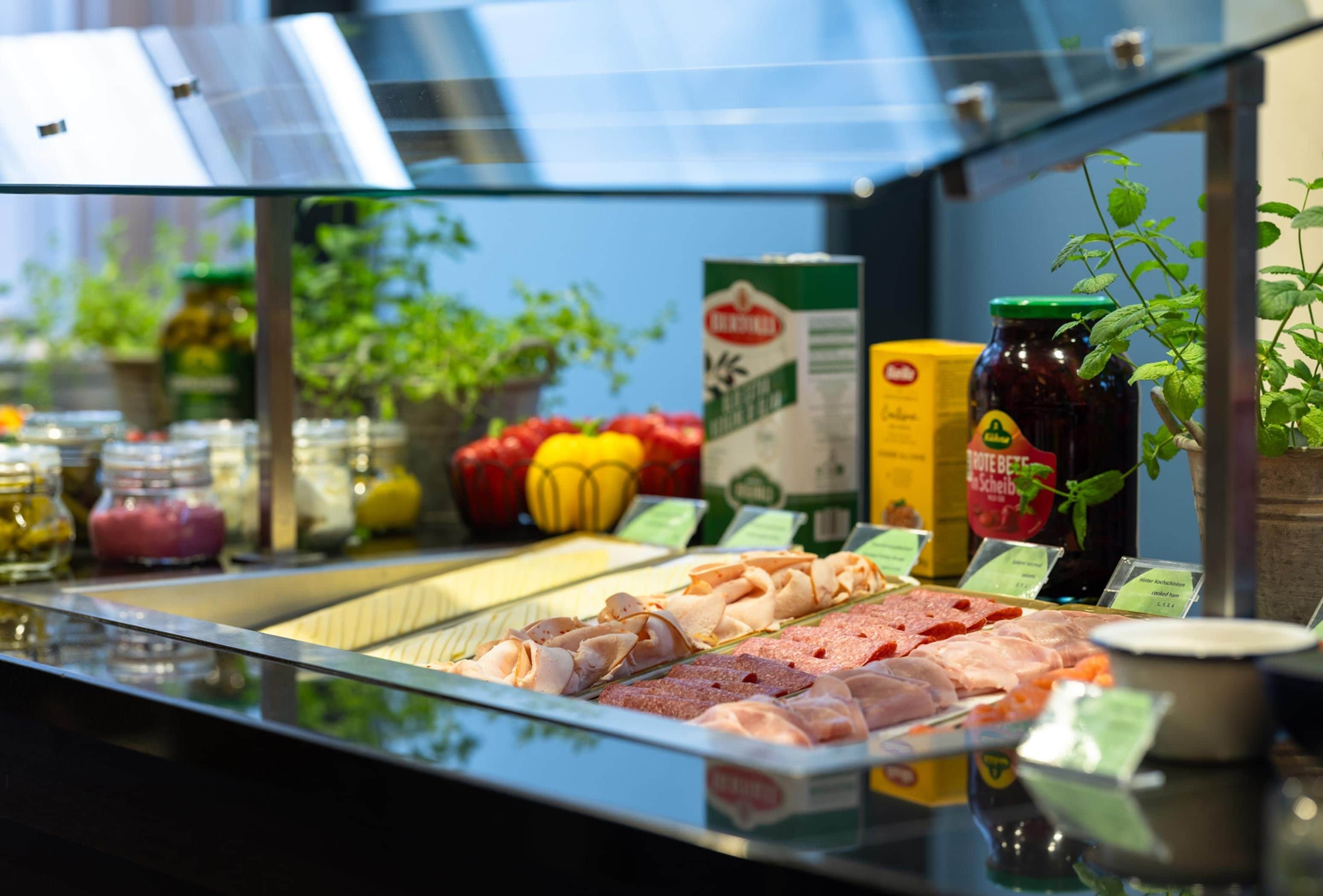 Un mostrador de comerça amb diferents carns, condiments i productes frescos.