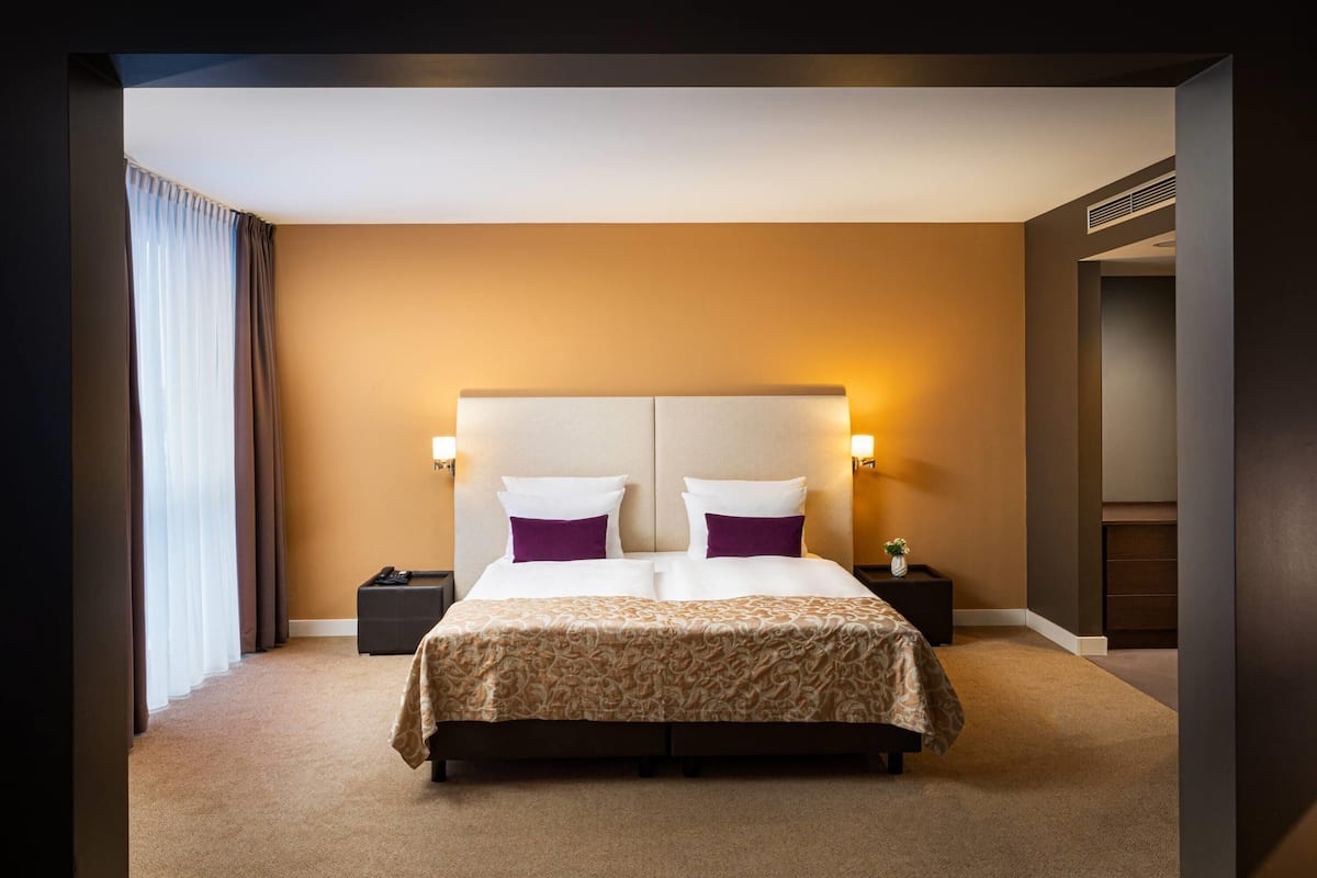 Junior Suite, 1 Double Bed | Premium bedding, Select Comfort beds, minibar, in-room safe