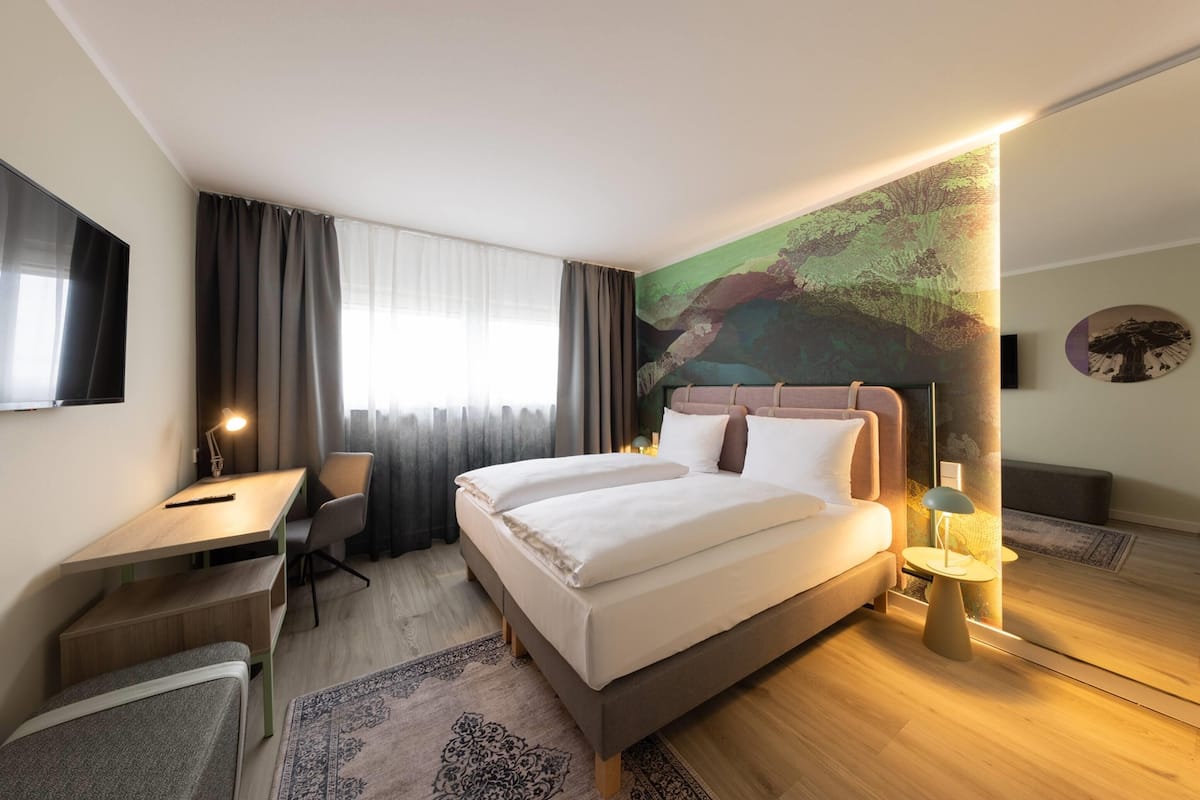 Standard Room, 1 Double Bed | Premium bedding, Select Comfort beds, minibar, in-room safe