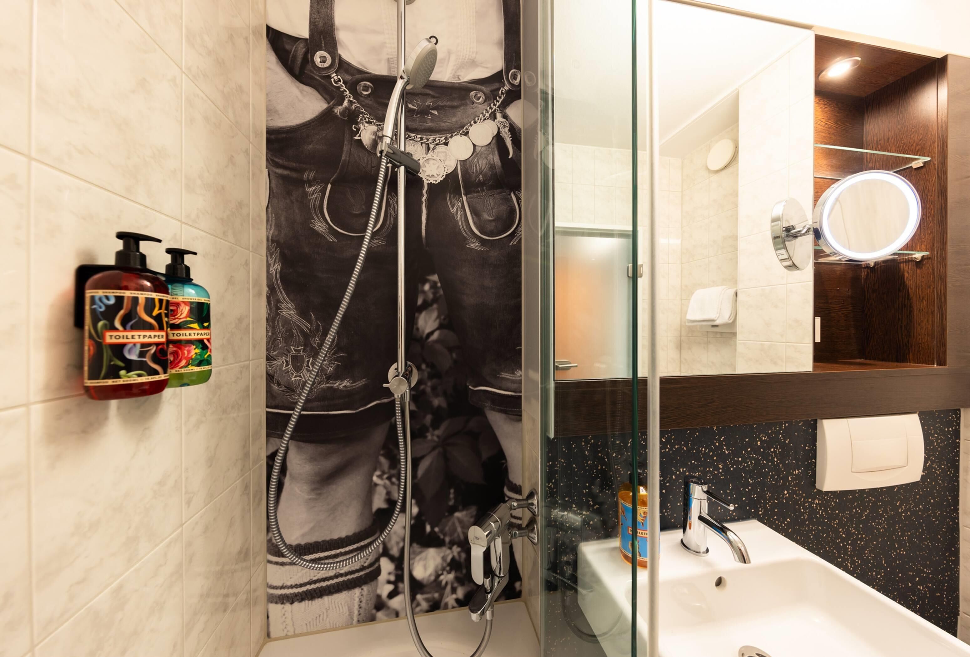 Standardzimmer, 1 Einzelbett | Badezimmer | Dusche, Regendusche, kostenlose Toilettenartikel, Haartrockner