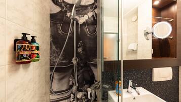 Standardzimmer, 1 Einzelbett | Badezimmer | Dusche, Regendusche, kostenlose Toilettenartikel, Haartrockner