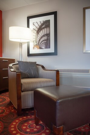 Nệm có lớp đệm bông, trang trí khác biệt, bàn 