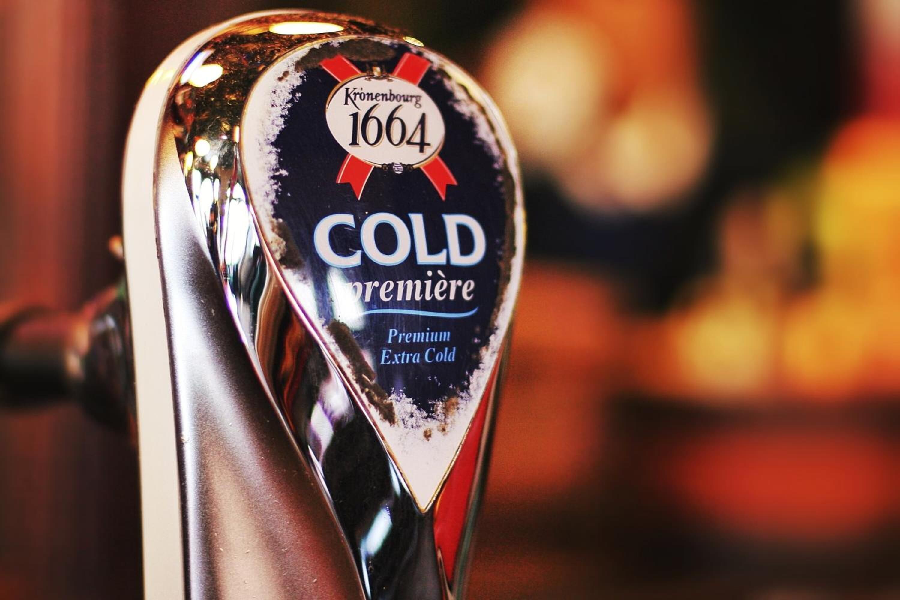 Uma torneira de cerveja com a inscrição 'Krönenburg 1664 Cold Premier Extra Cold'.