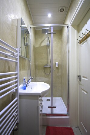 Bathroom - Beaconsfield Hotel (London)