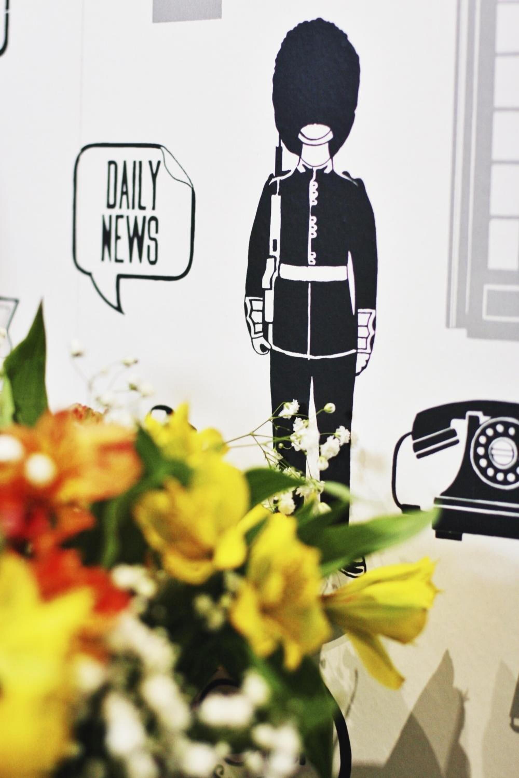 Il·lustració en blanc i negre d'un guàrdia amb una bombolla de diàleg que diu "DAILY NEWS" i un telèfon antic.