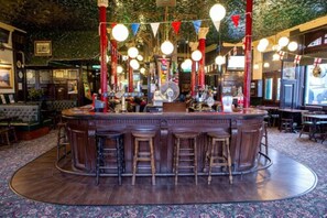 Bar (on property) - Beaconsfield Hotel (London)