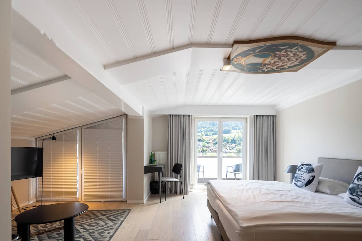 double room (hahnenkamm) | 1 bedroom, hypo-allergenic bedding, down duvets, individually furnished