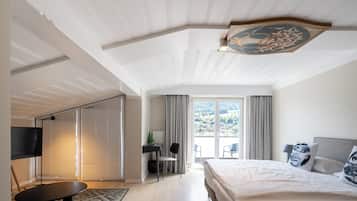 Double Room (Hahnenkamm) | Hypo-allergenic bedding, down comforters, individually furnished, desk