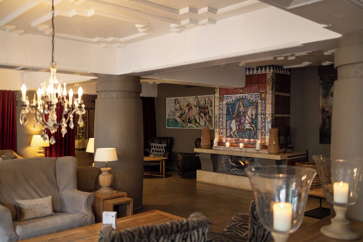 breakfast, dinner served; regional cuisine, al fresco dining