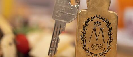 A keychain with the inscription "Kitzbühel" and a crown symbol.