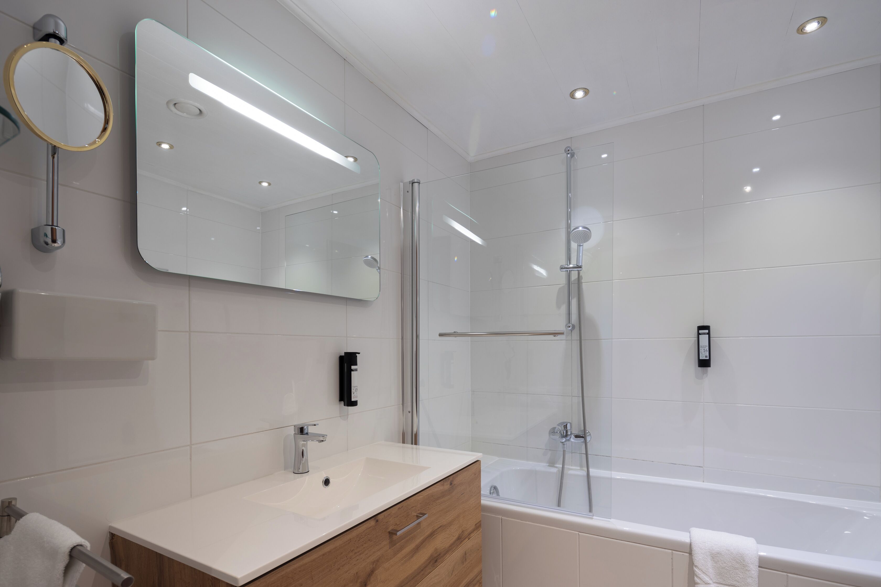 superior double room, balcony, mountain view (m) | bathroom | designer toiletries, hair dryer, bathrobes, towels