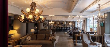 Petit déjeuner et dîner servis sur place, restauration en plein air