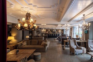 Serviço de café da manhã, culinária regional, restaurante ao ar livre